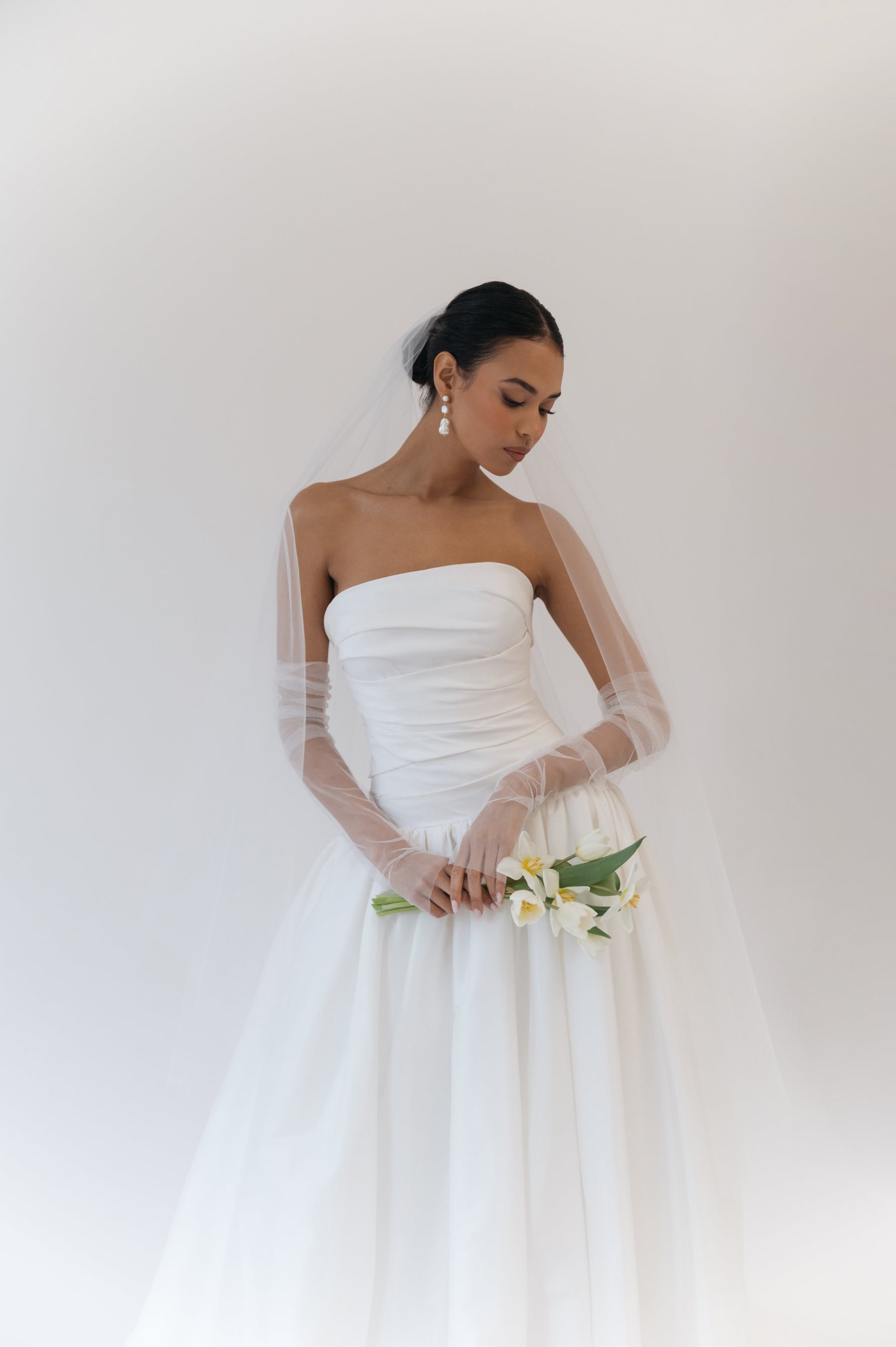 6 Ways to Accessorize a Simple Wedding Gown