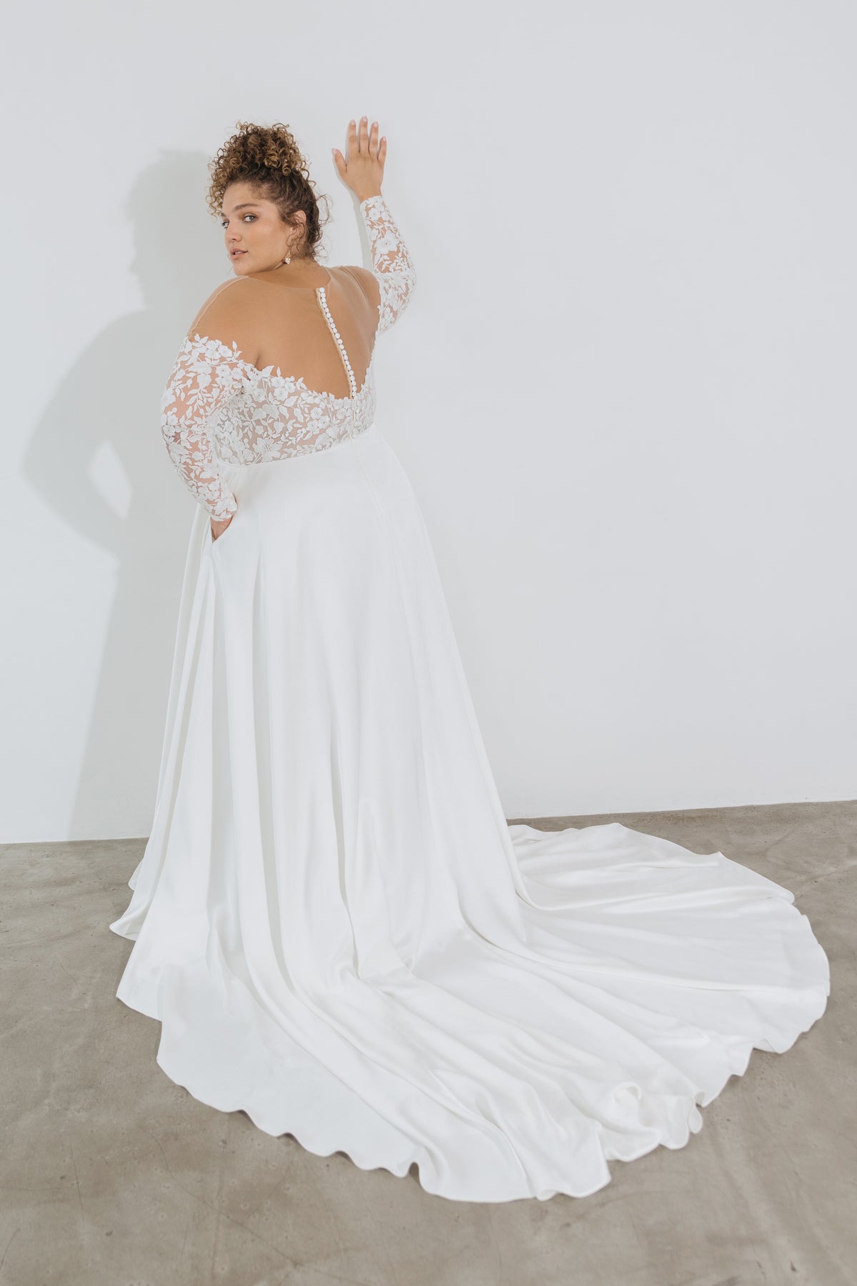 BradleyPlusSize MCL 9832 2400x3600