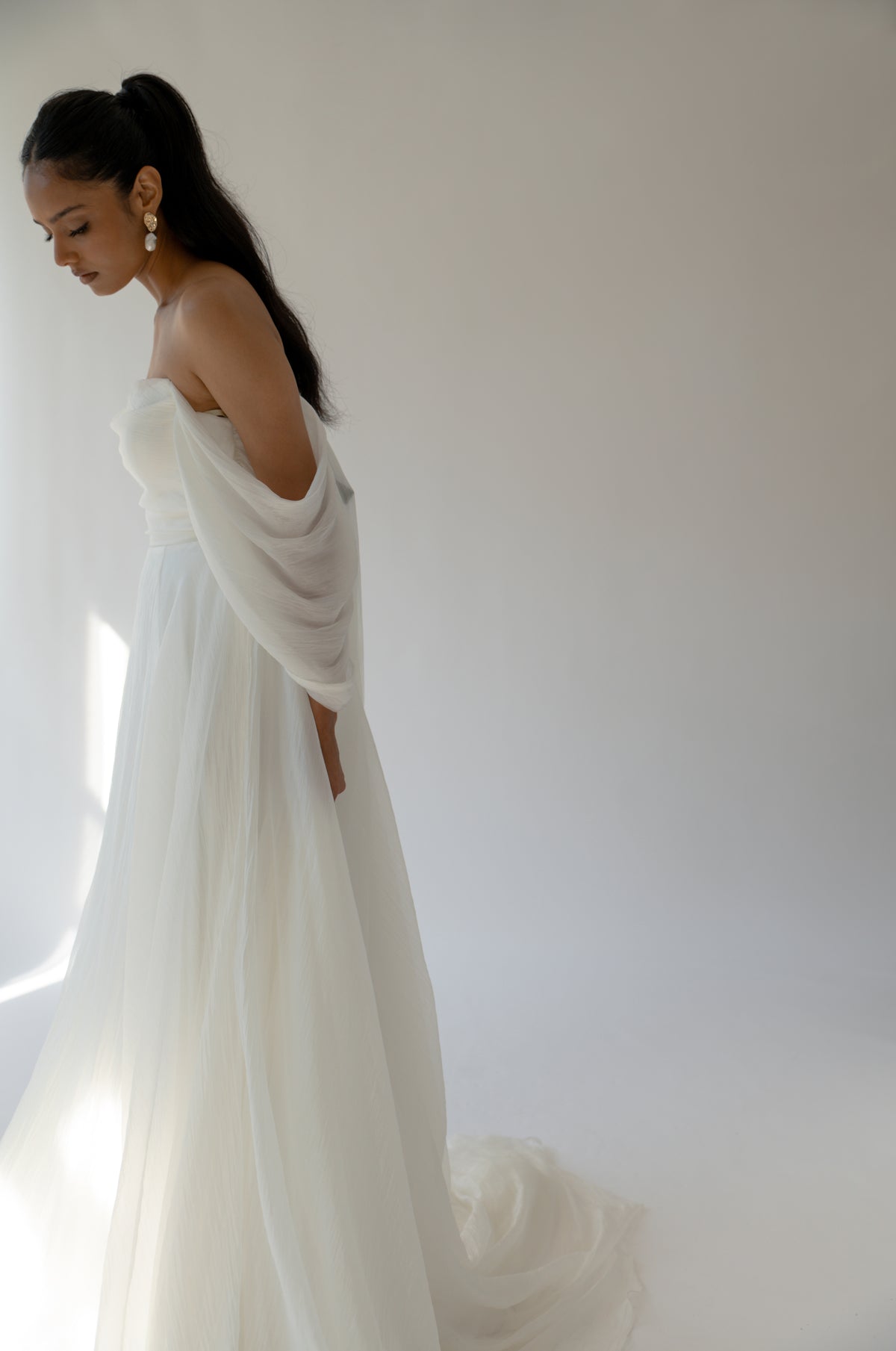 jenny yoo chiffon dress The Penelope gown takes a whimsical approach to a classic silhouette Cut in beautifully fluid iridescent chiffon, she is deceptively simple, yet intricately textured and luminous #brautkleid #weddingdress #jennyyoo #penelopegown #