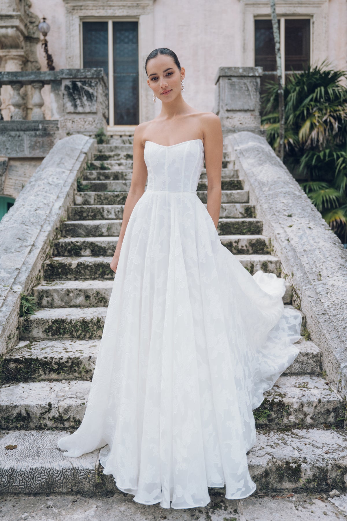 jenny yoo corset dress The Gwendolyn gown is a feminine dream Airy and romantic, with a beautifully structured corset bodice #brautkleid #weddingdress #jennyyoo #gwendolyngown #berlinbride